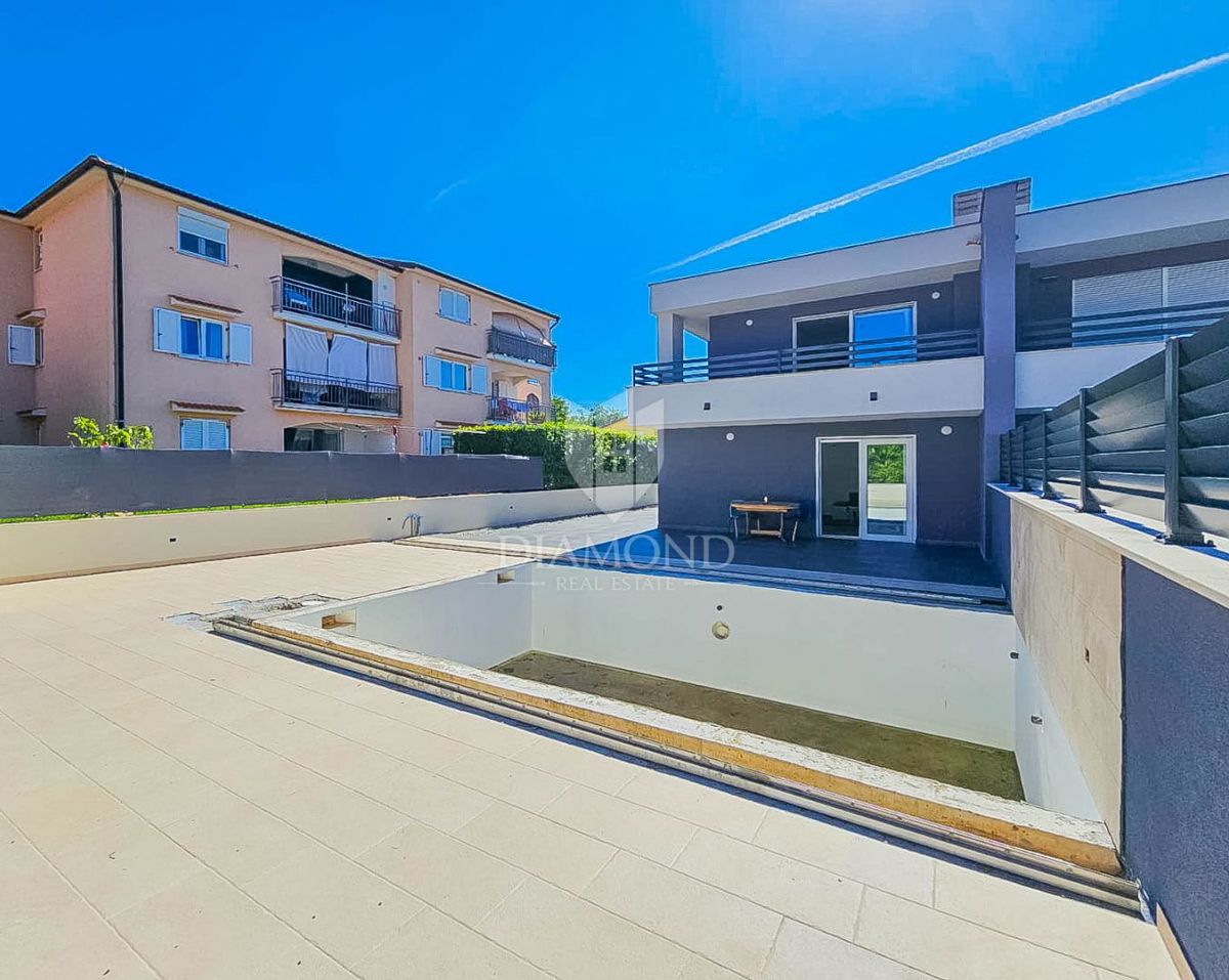 Novigrad, moderna hiša z bazenom!