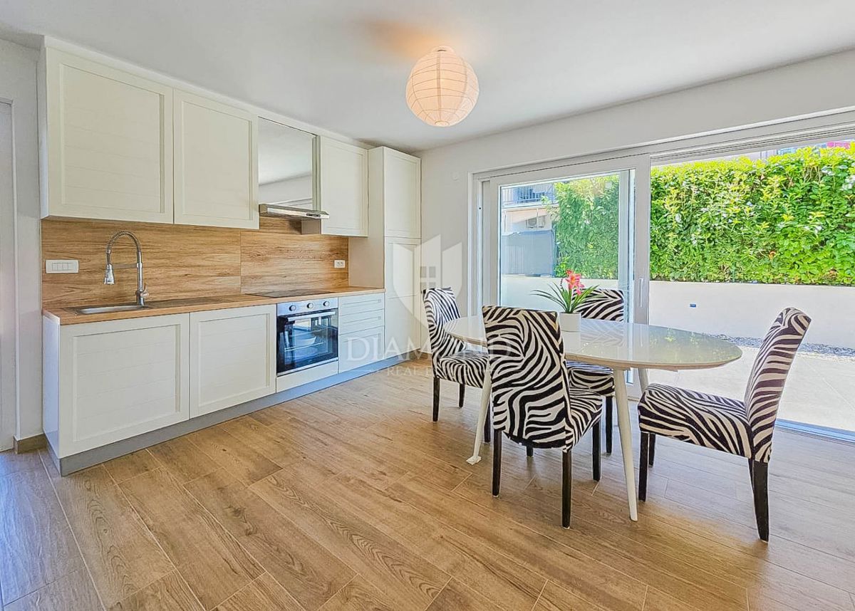 Novigrad, moderna hiša z bazenom!