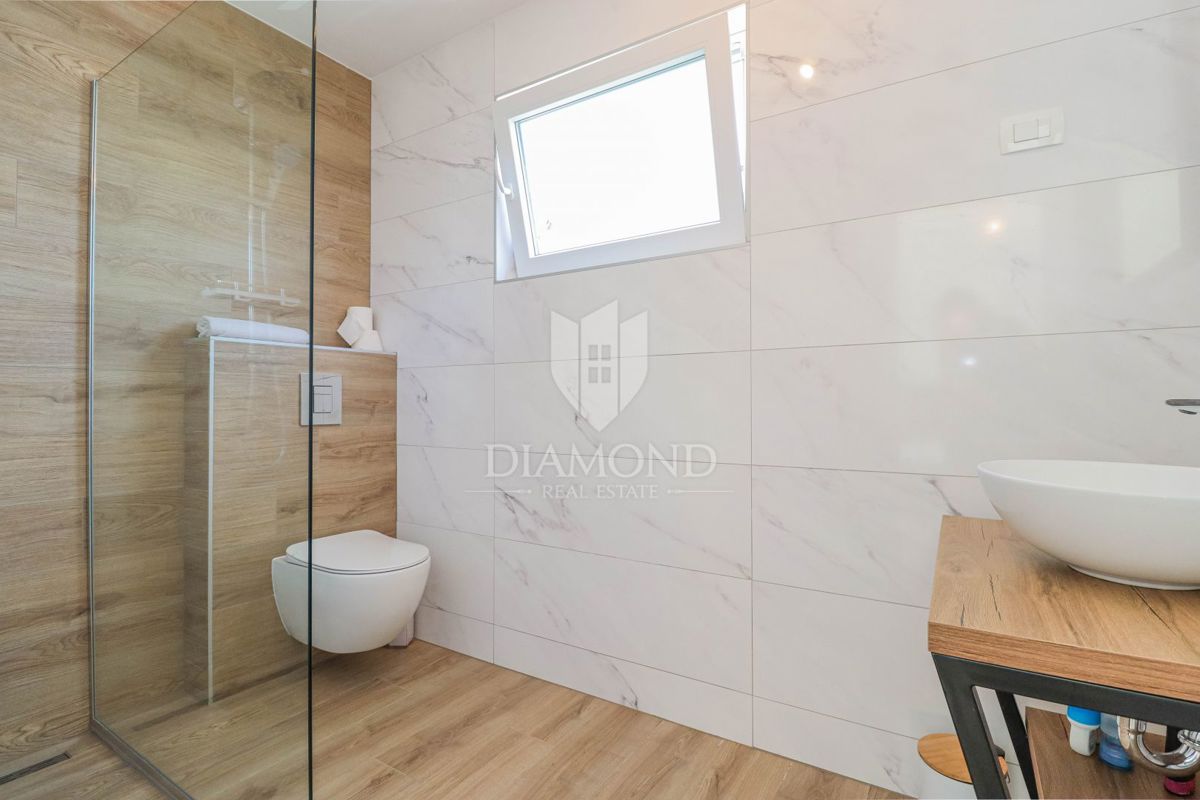 Novigrad, moderna hiša z bazenom!