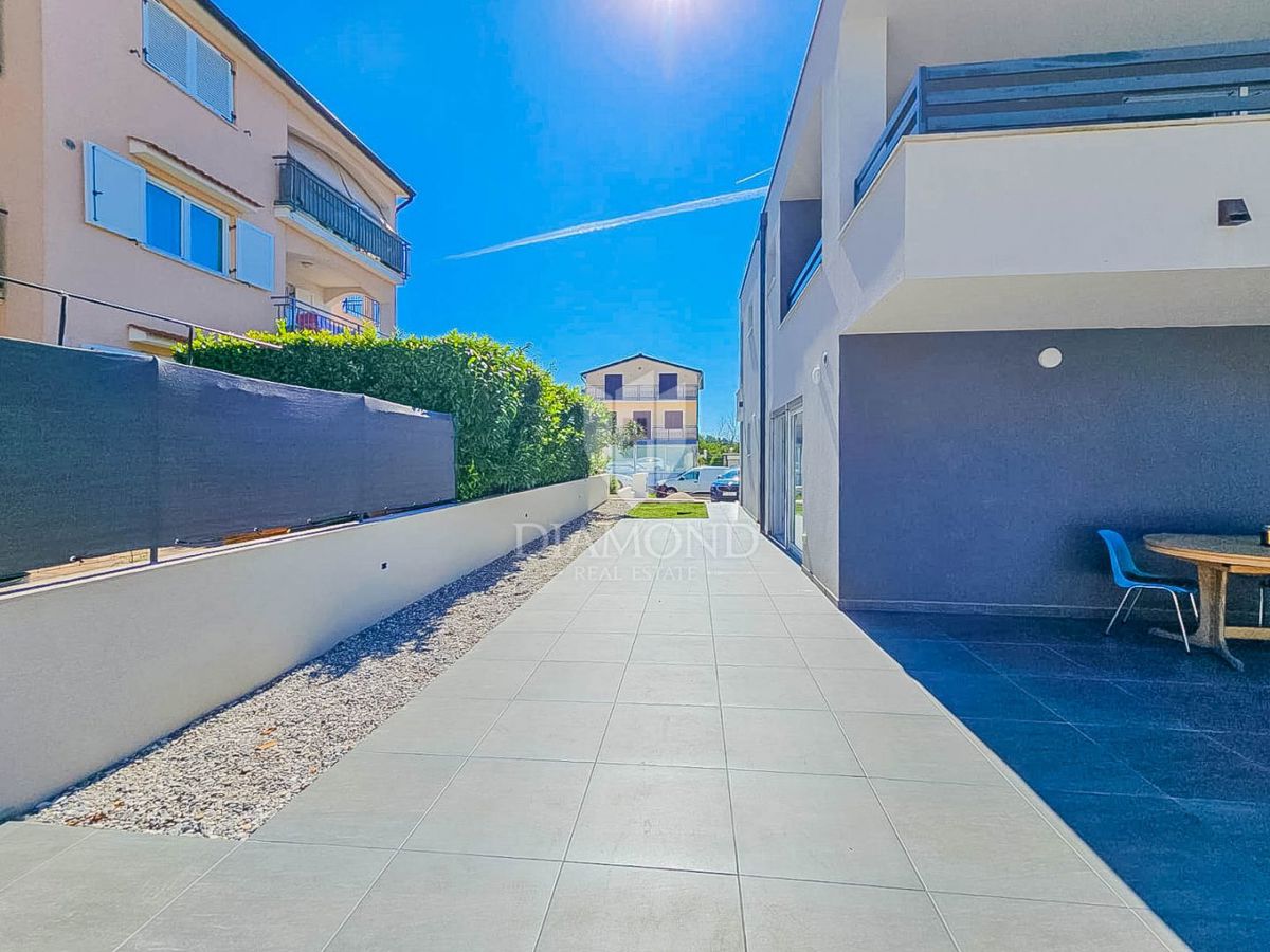 Novigrad, moderna hiša z bazenom!