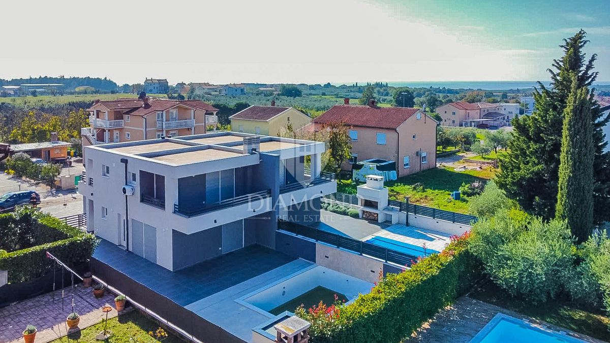 Novigrad, moderna hiša z bazenom!