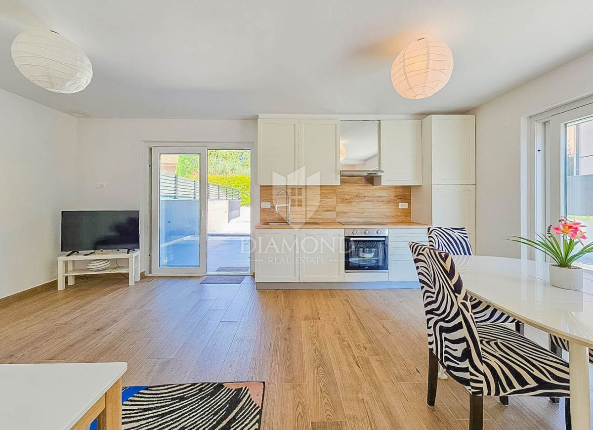 Novigrad, moderna hiša z bazenom!