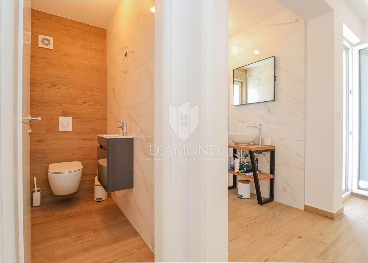 Novigrad, moderna hiša z bazenom!