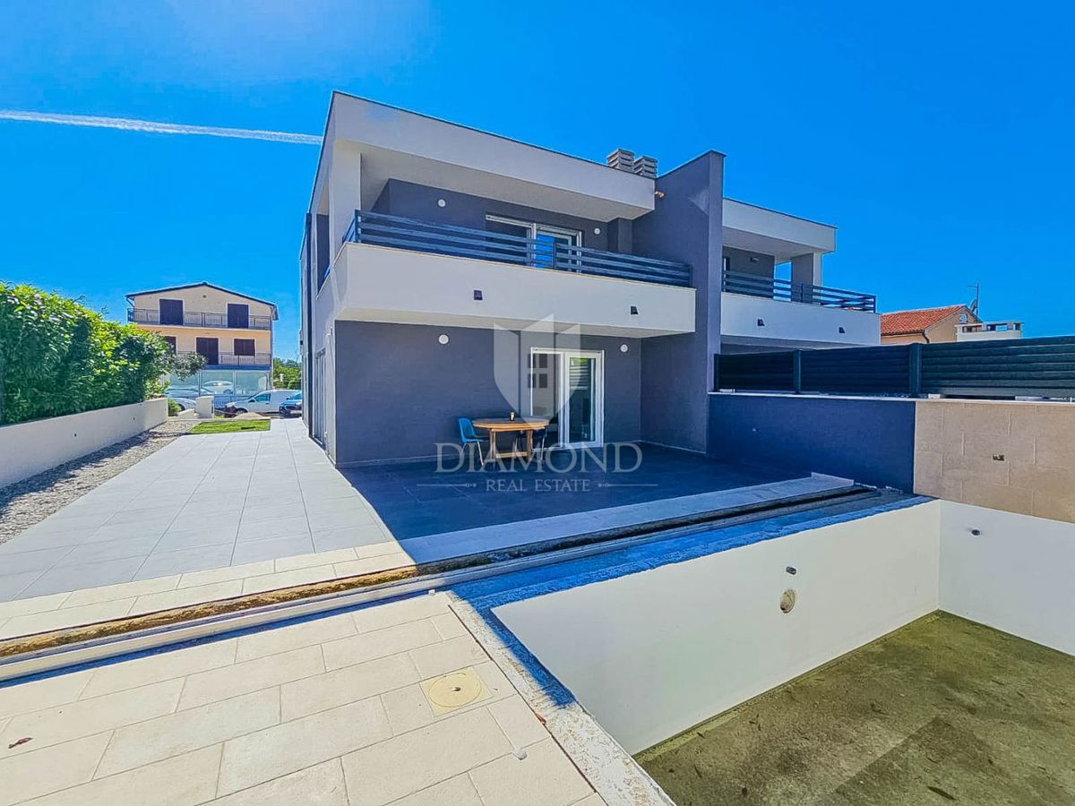 Novigrad, moderna hiša z bazenom!