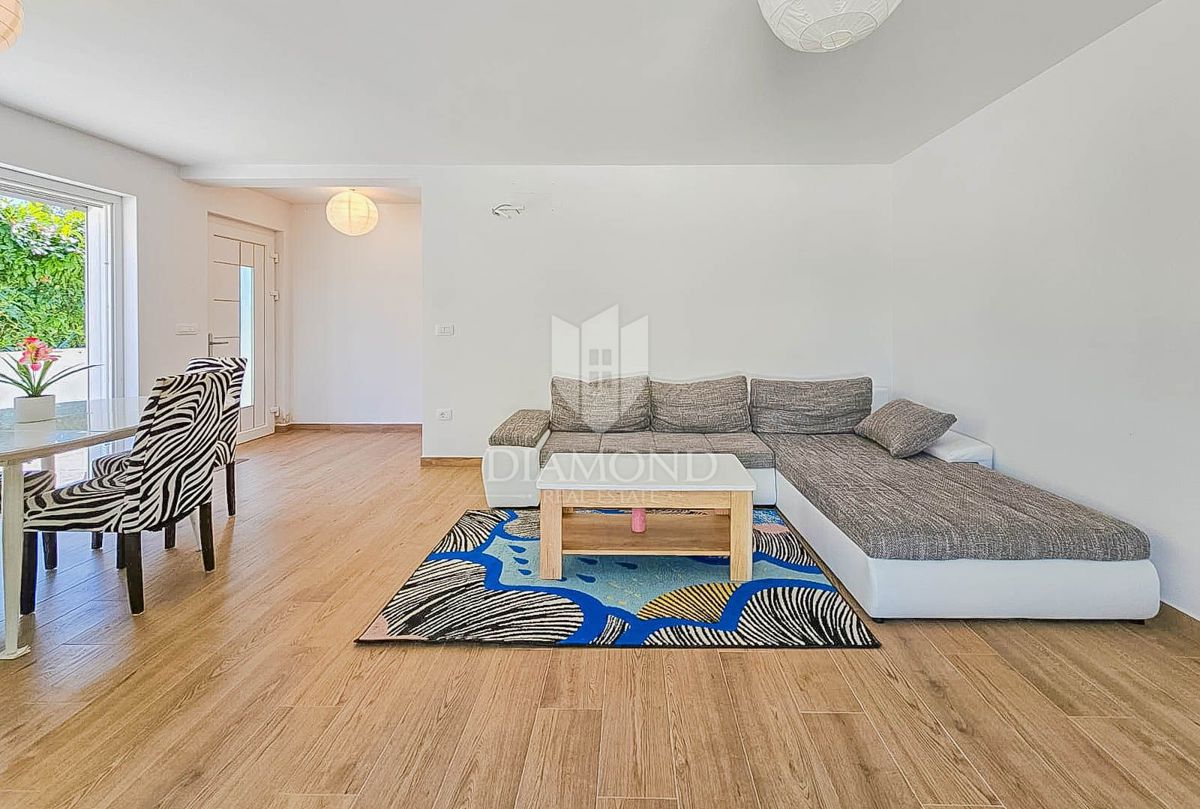 Novigrad, moderna hiša z bazenom!