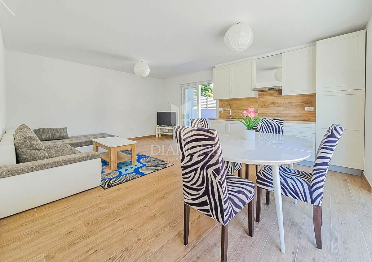 Novigrad, moderna hiša z bazenom!