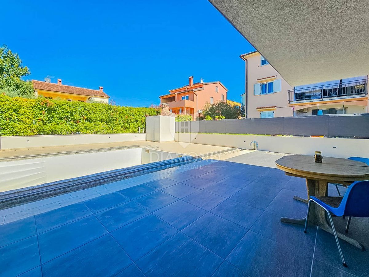 Novigrad, moderna hiša z bazenom!