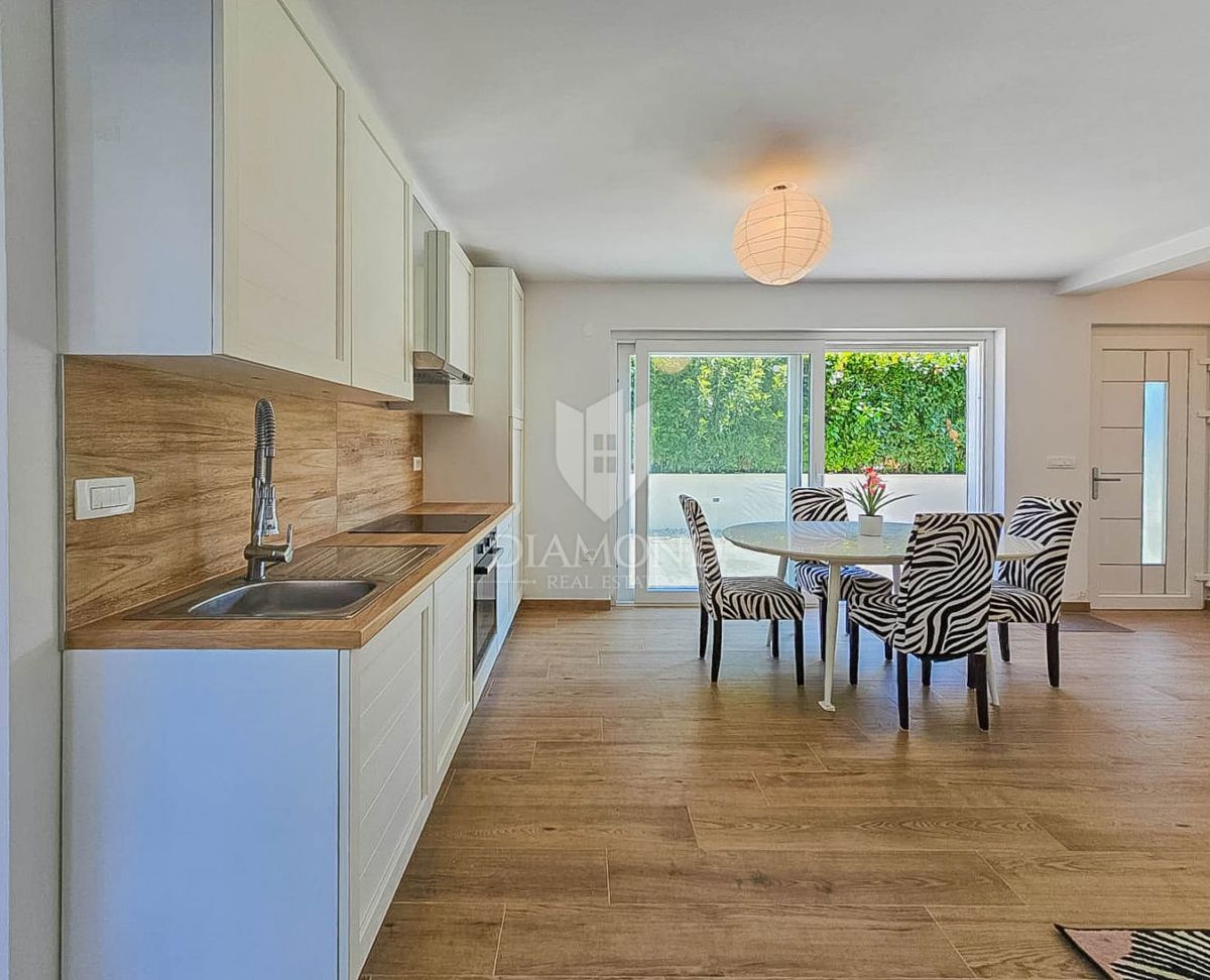 Novigrad, moderna hiša z bazenom!