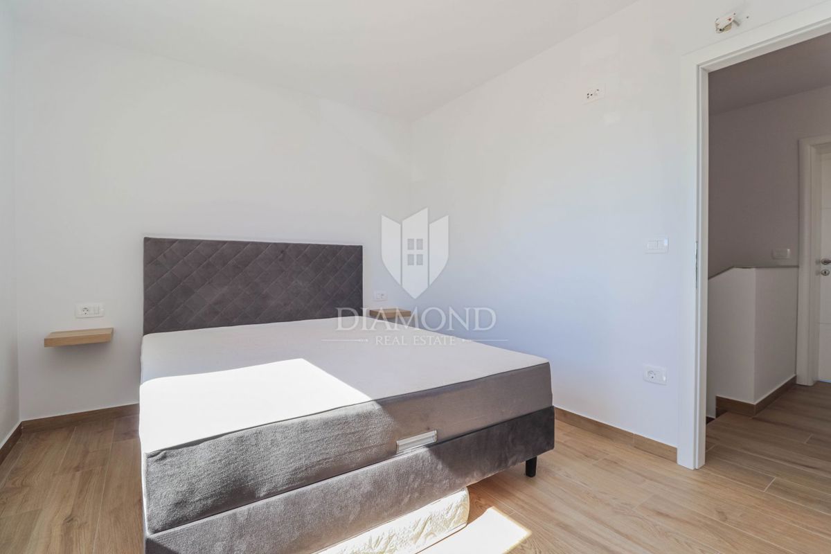 Novigrad, moderna hiša z bazenom!