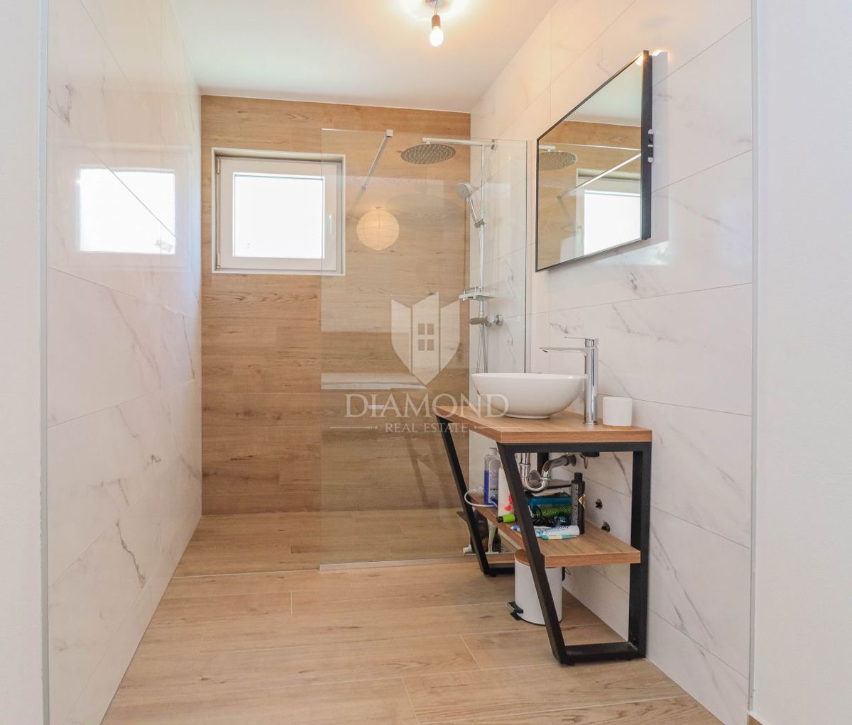 Novigrad, moderna hiša z bazenom!