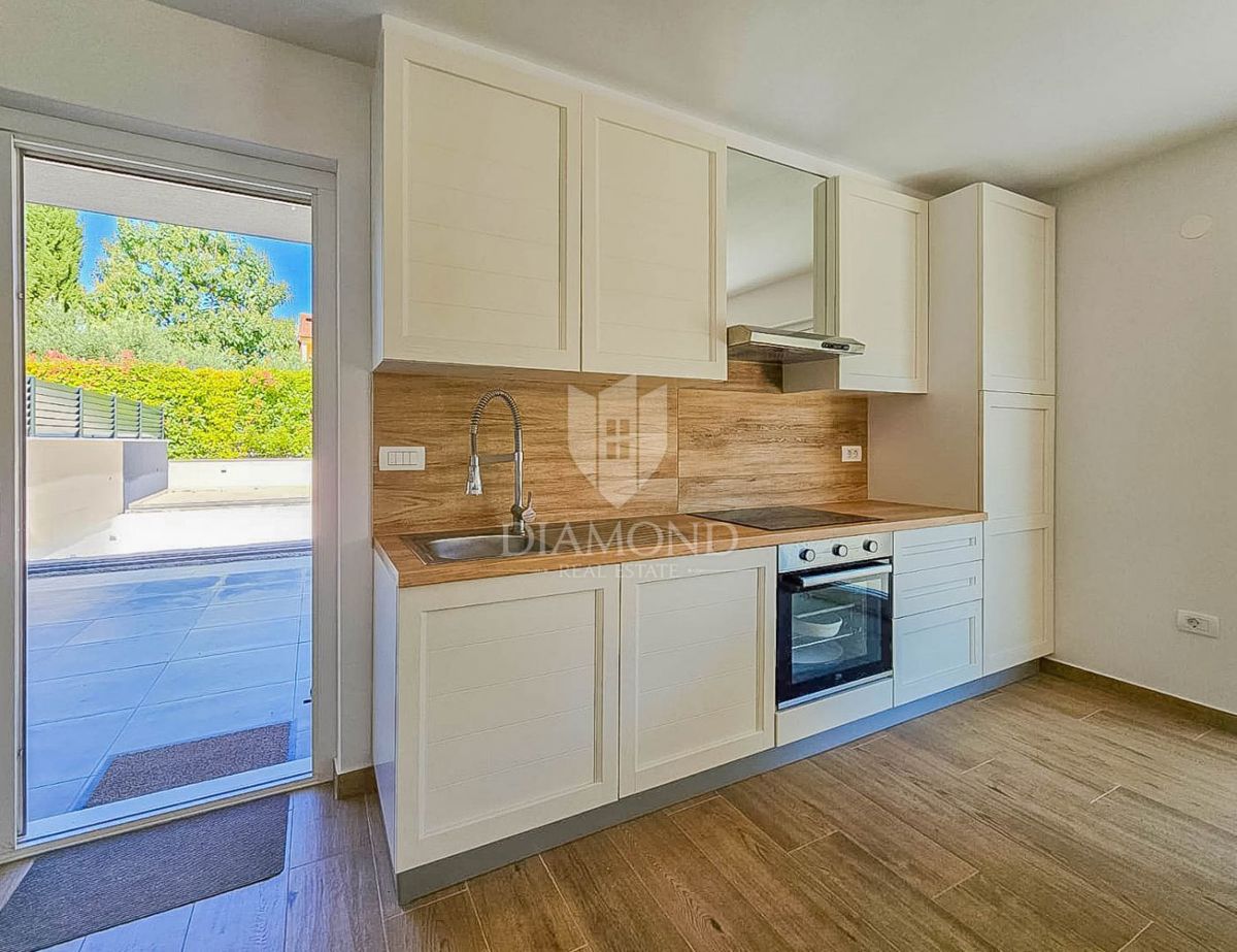 Novigrad, moderna hiša z bazenom!