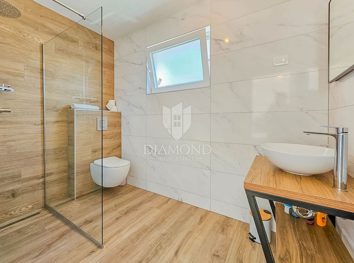 Novigrad, moderna hiša z bazenom!