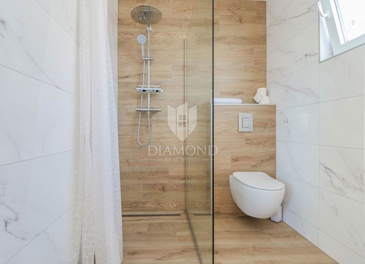 Novigrad, moderna hiša z bazenom!