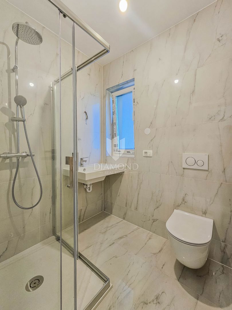 Umag, stanovanje s strešno teraso 250 m od morja!