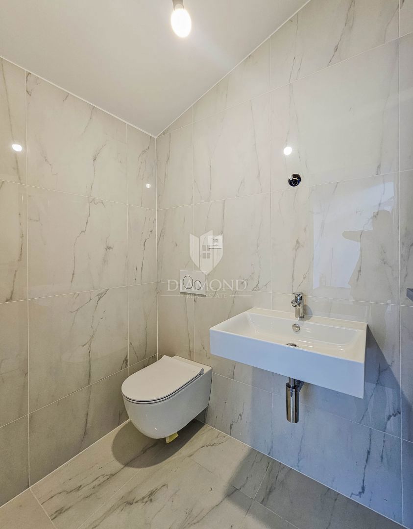 Umag, stanovanje s strešno teraso 250 m od morja!