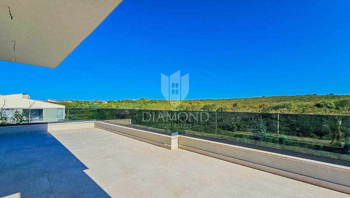 Umag, stanovanje s strešno teraso 250 m od morja!