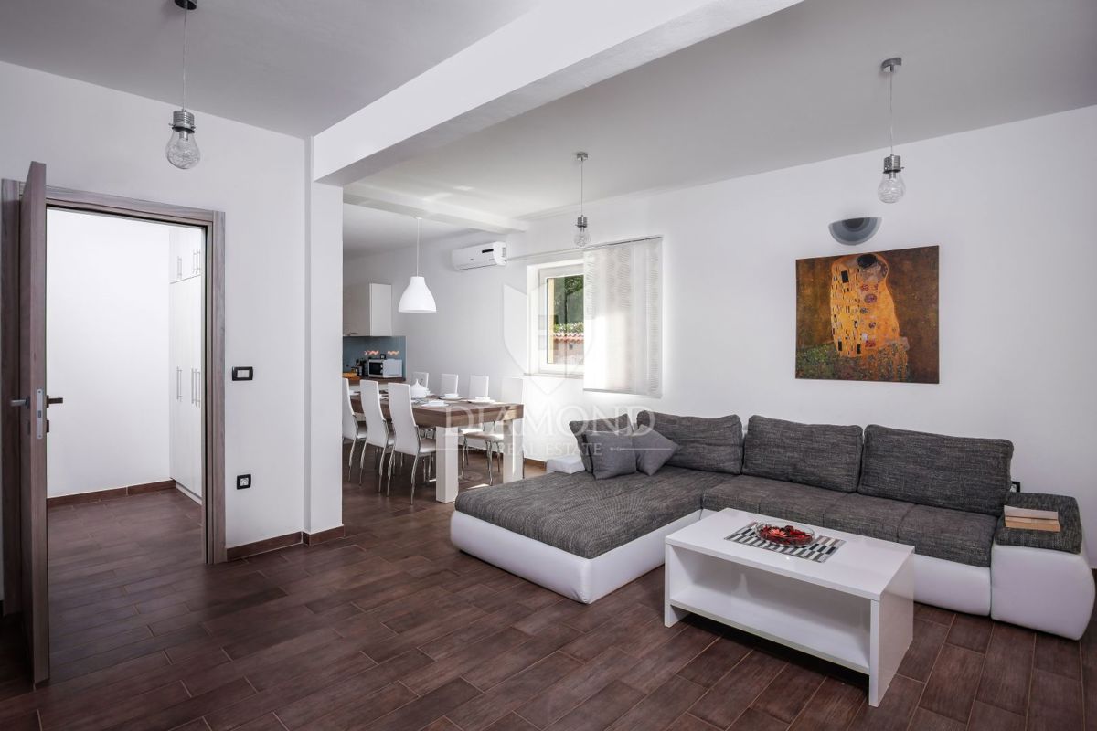 Hiša z bazenom, okolica Labina