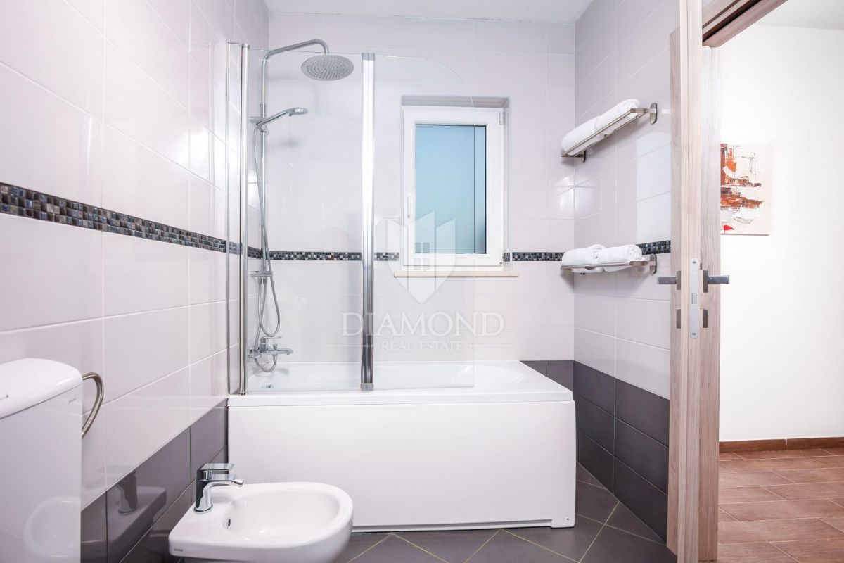 Hiša z bazenom, okolica Labina