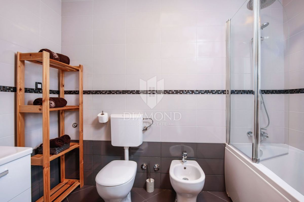 Hiša z bazenom, okolica Labina