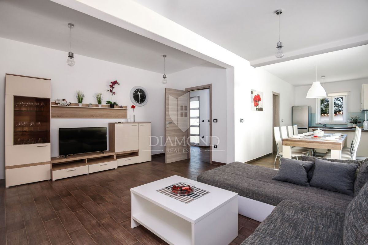 Hiša z bazenom, okolica Labina