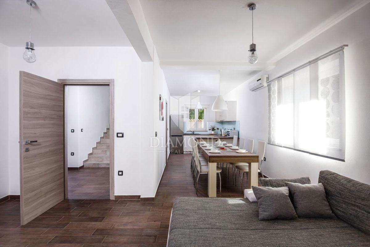 Hiša z bazenom, okolica Labina