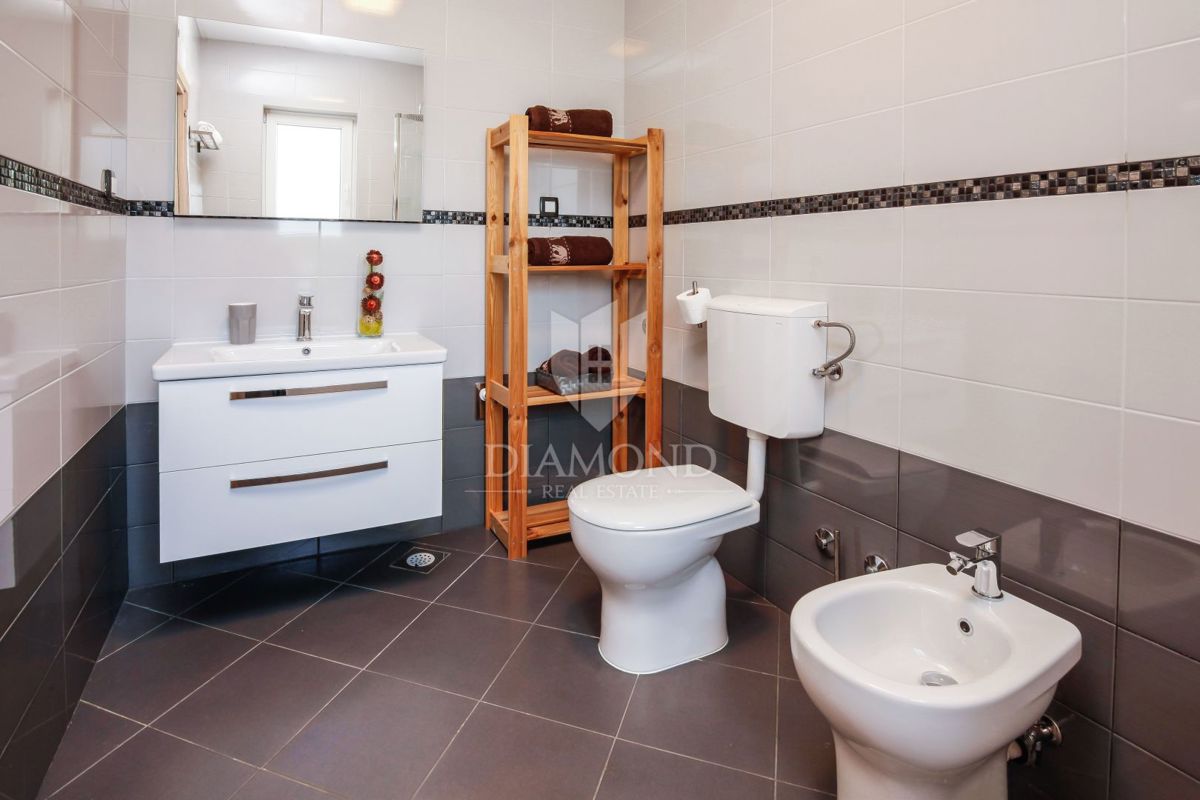 Hiša z bazenom, okolica Labina