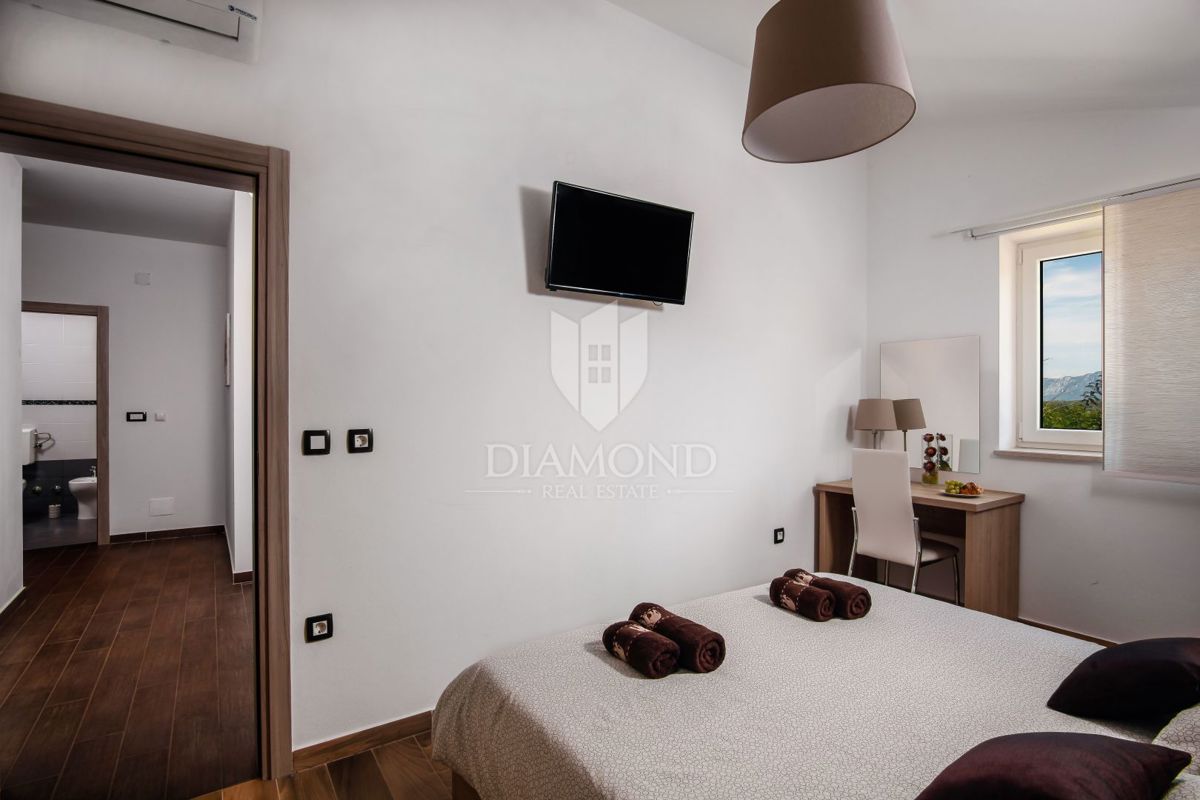 Hiša z bazenom, okolica Labina