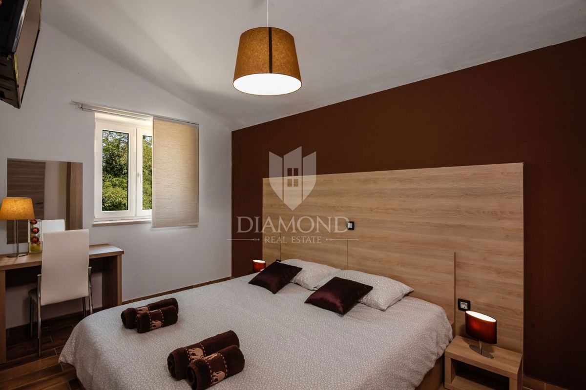 Hiša z bazenom, okolica Labina