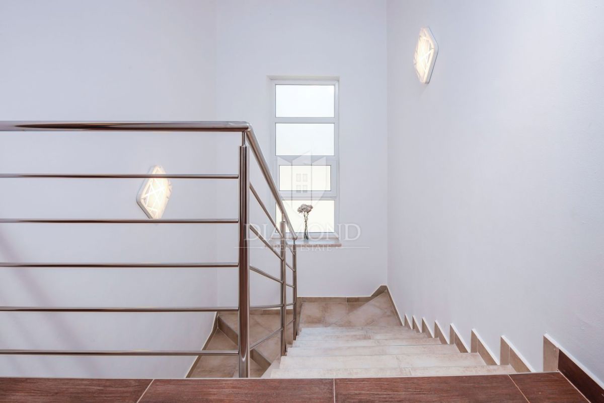 Hiša z bazenom, okolica Labina