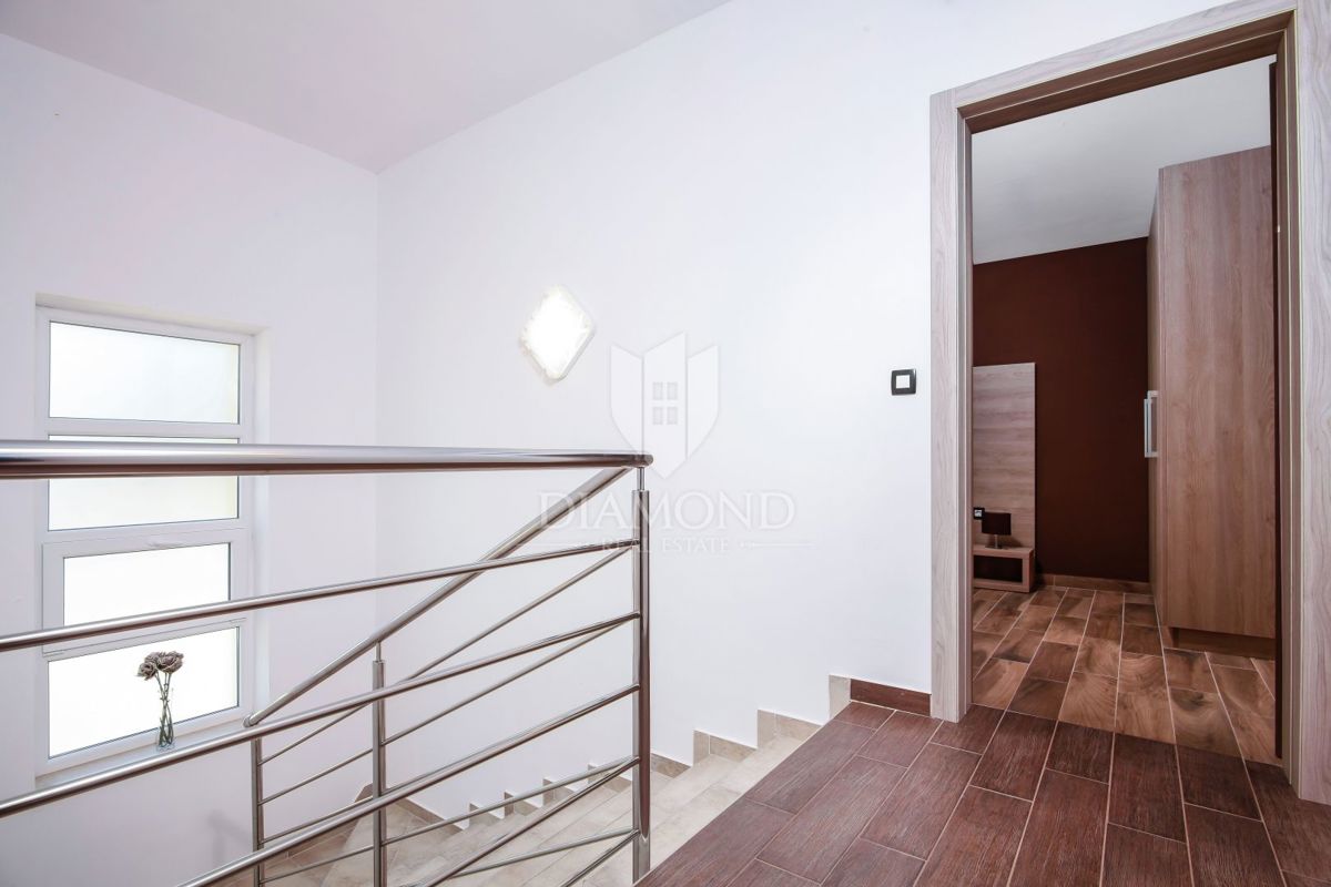 Hiša z bazenom, okolica Labina