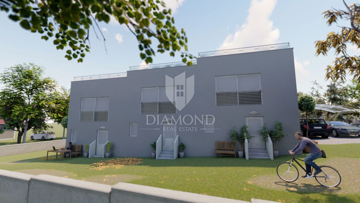 Umag, Novogradnja, vrstna hiša nedaleč od plaže