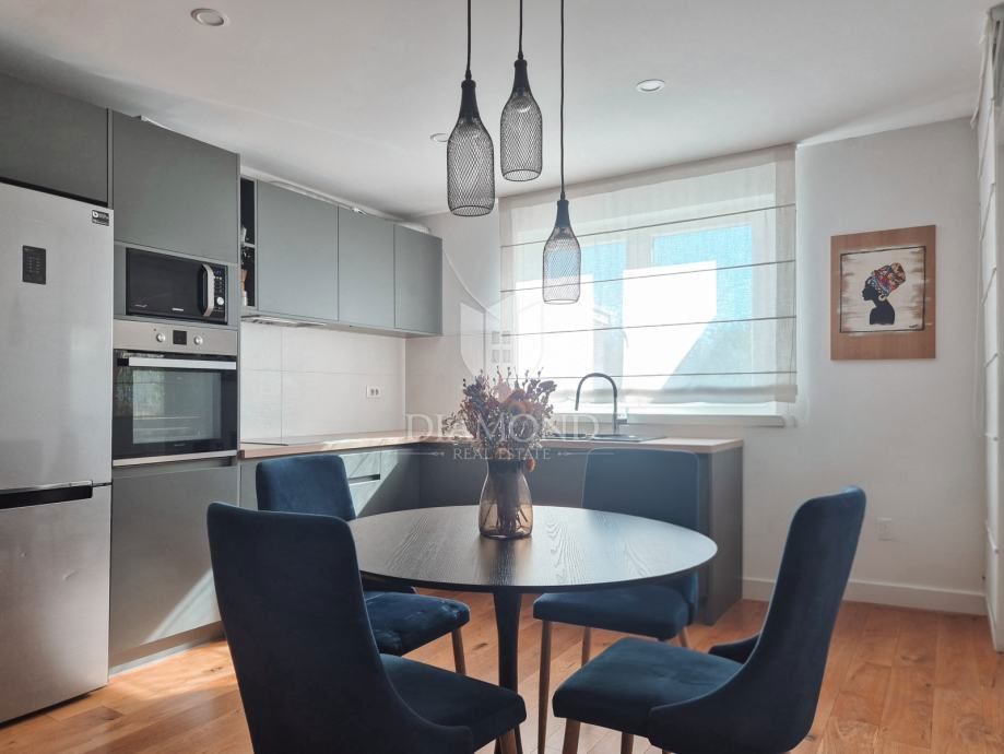 Poreč – moderno pritlično stanovanje z vrtom in teraso