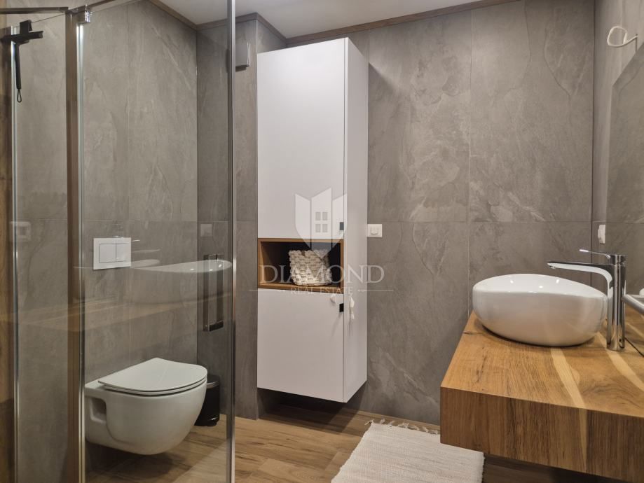 Poreč – moderno pritlično stanovanje z vrtom in teraso