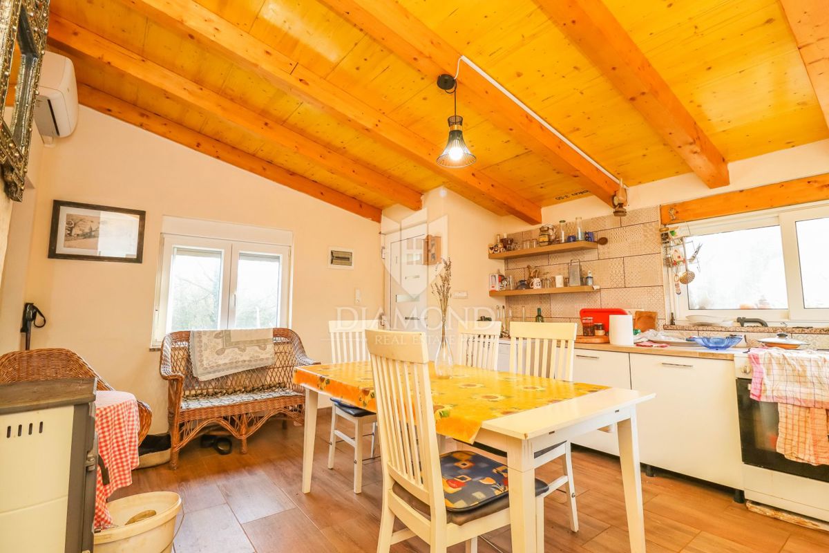 Nova vikend hiška 42 m², 450 m² parcela – mir, narava in morje na doseguikend hiška 42 m², 450 m² parcela – mir, narava in morje na dosegu