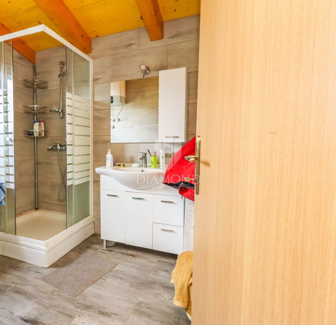 Nova vikend hiška 42 m², 450 m² parcela – mir, narava in morje na doseguikend hiška 42 m², 450 m² parcela – mir, narava in morje na dosegu