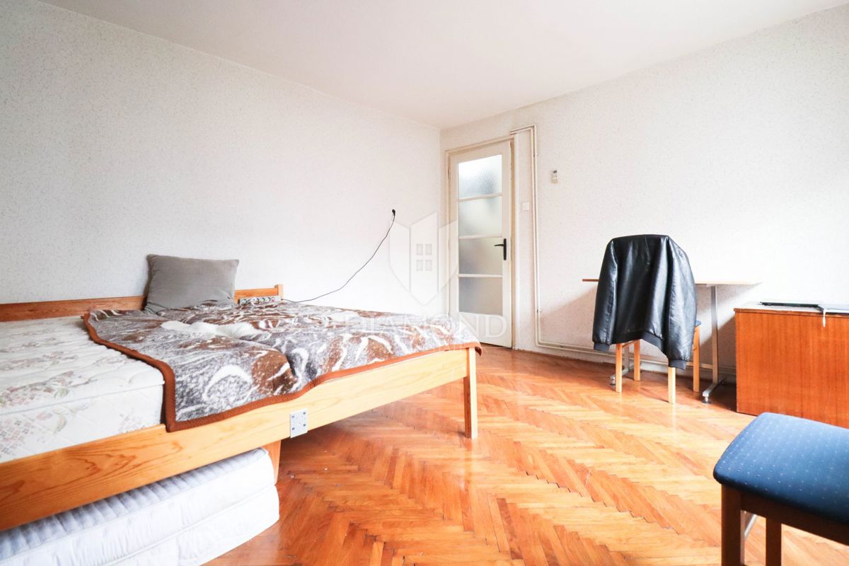 Zagreb, Trešnjevka Sever! Trisobno stanovanje z dvema garažama!