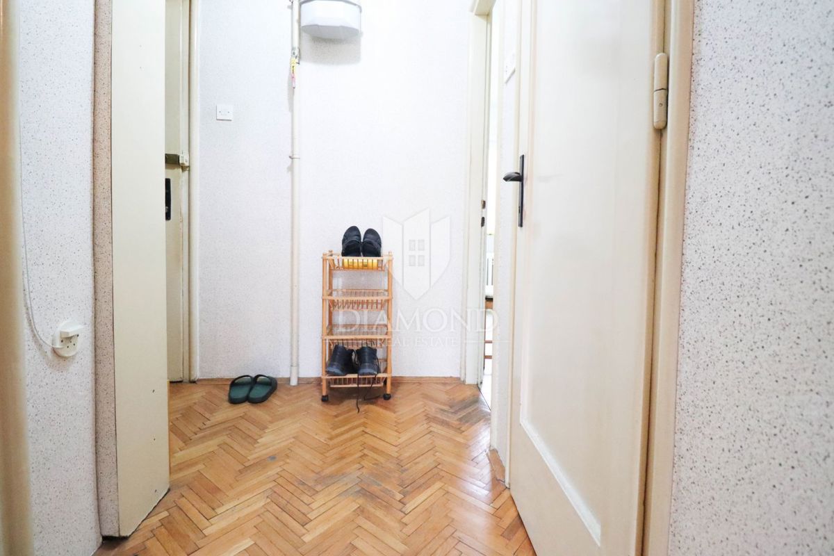 Zagreb, Trešnjevka Sever! Trisobno stanovanje z dvema garažama!