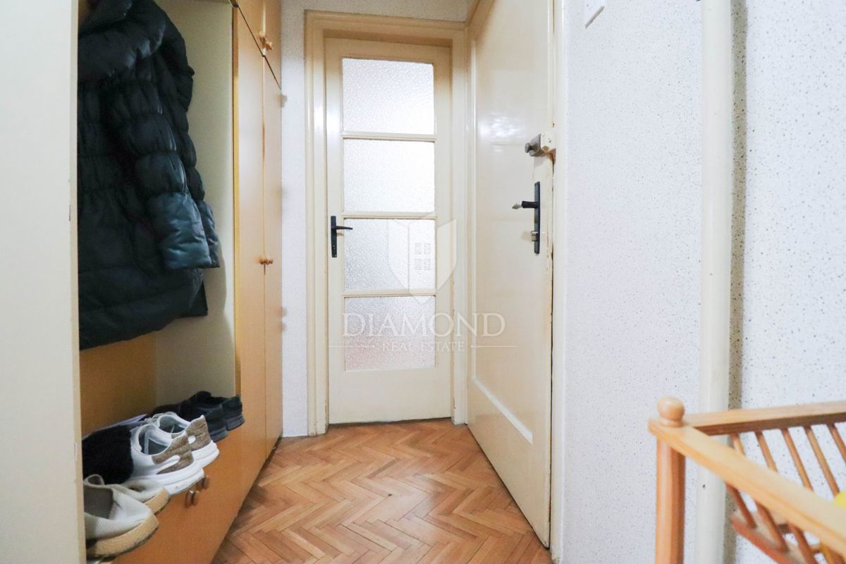 Zagreb, Trešnjevka Sever! Trisobno stanovanje z dvema garažama!