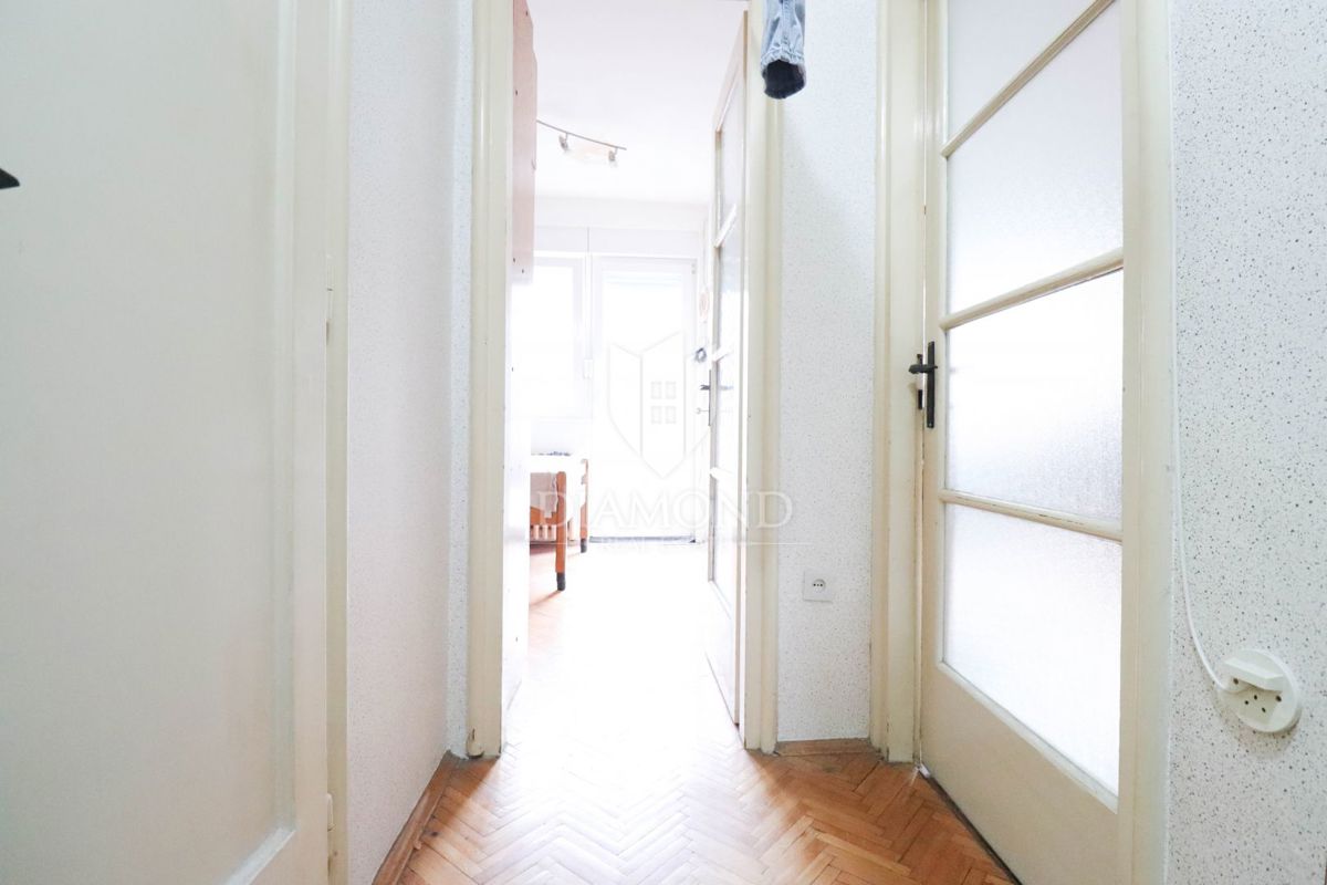 Zagreb, Trešnjevka Sever! Trisobno stanovanje z dvema garažama!