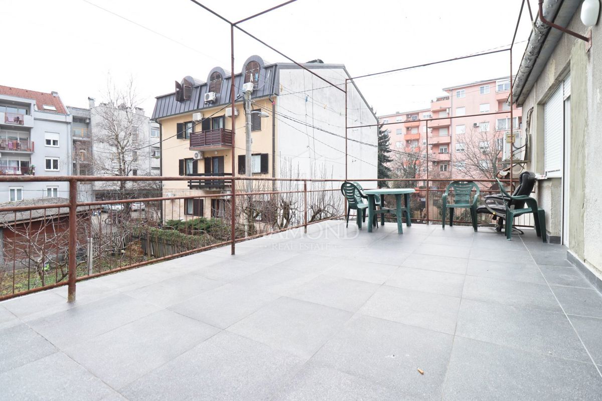 Zagreb, Trešnjevka Sever! Trisobno stanovanje z dvema garažama!