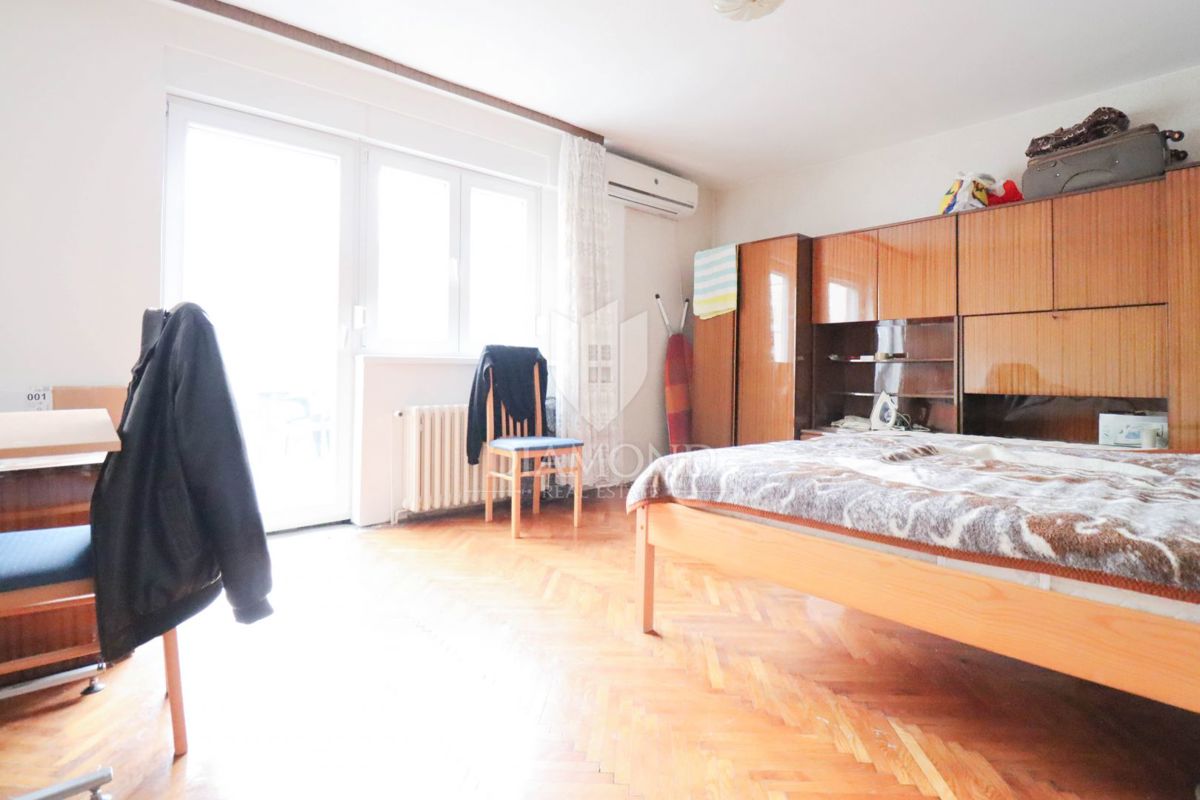 Zagreb, Trešnjevka Sever! Trisobno stanovanje z dvema garažama!