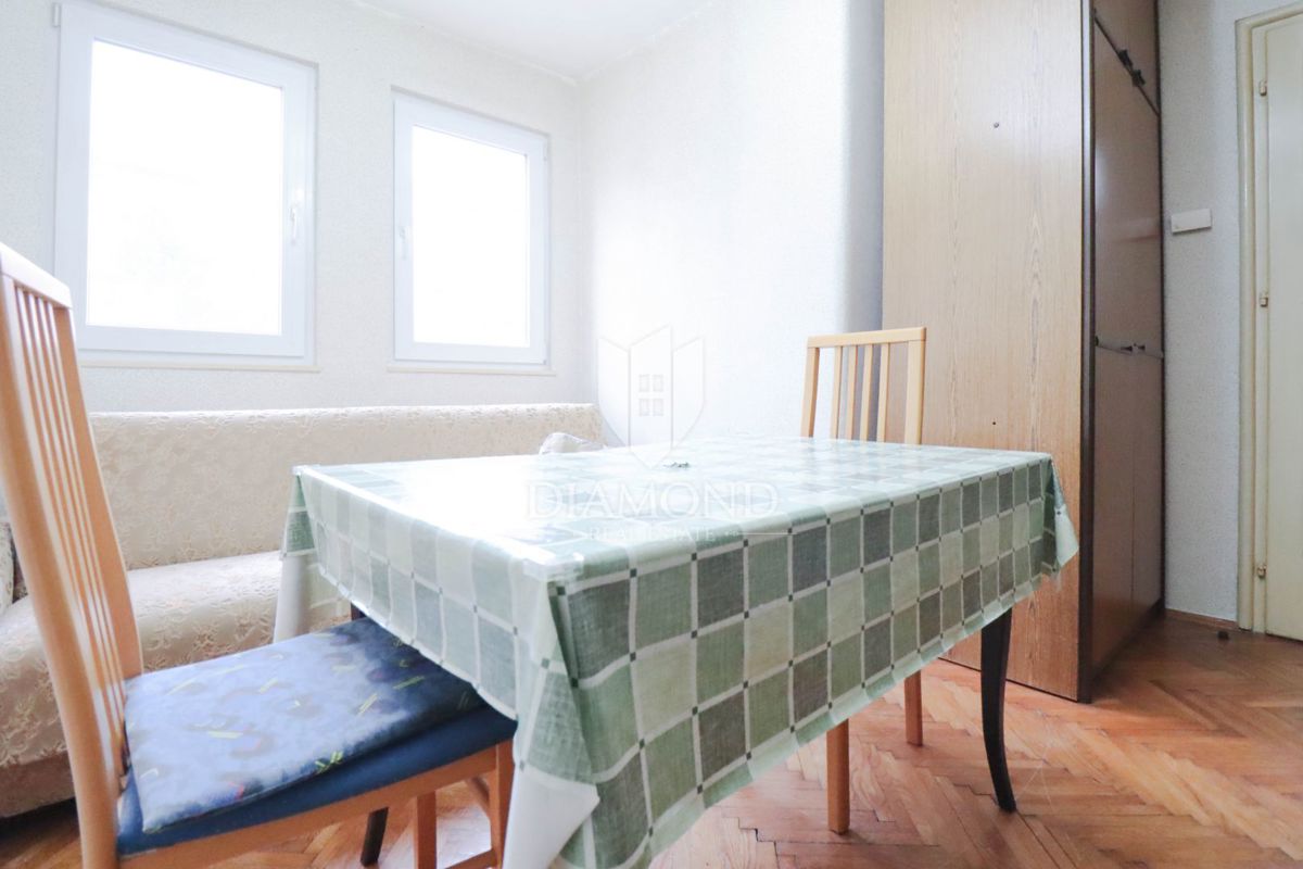 Zagreb, Trešnjevka Sever! Trisobno stanovanje z dvema garažama!