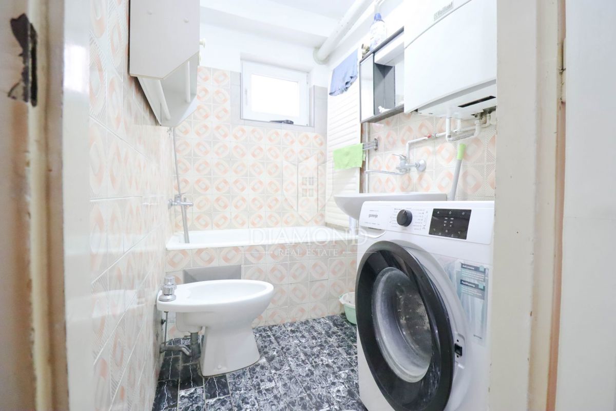 Zagreb, Trešnjevka Sever! Trisobno stanovanje z dvema garažama!