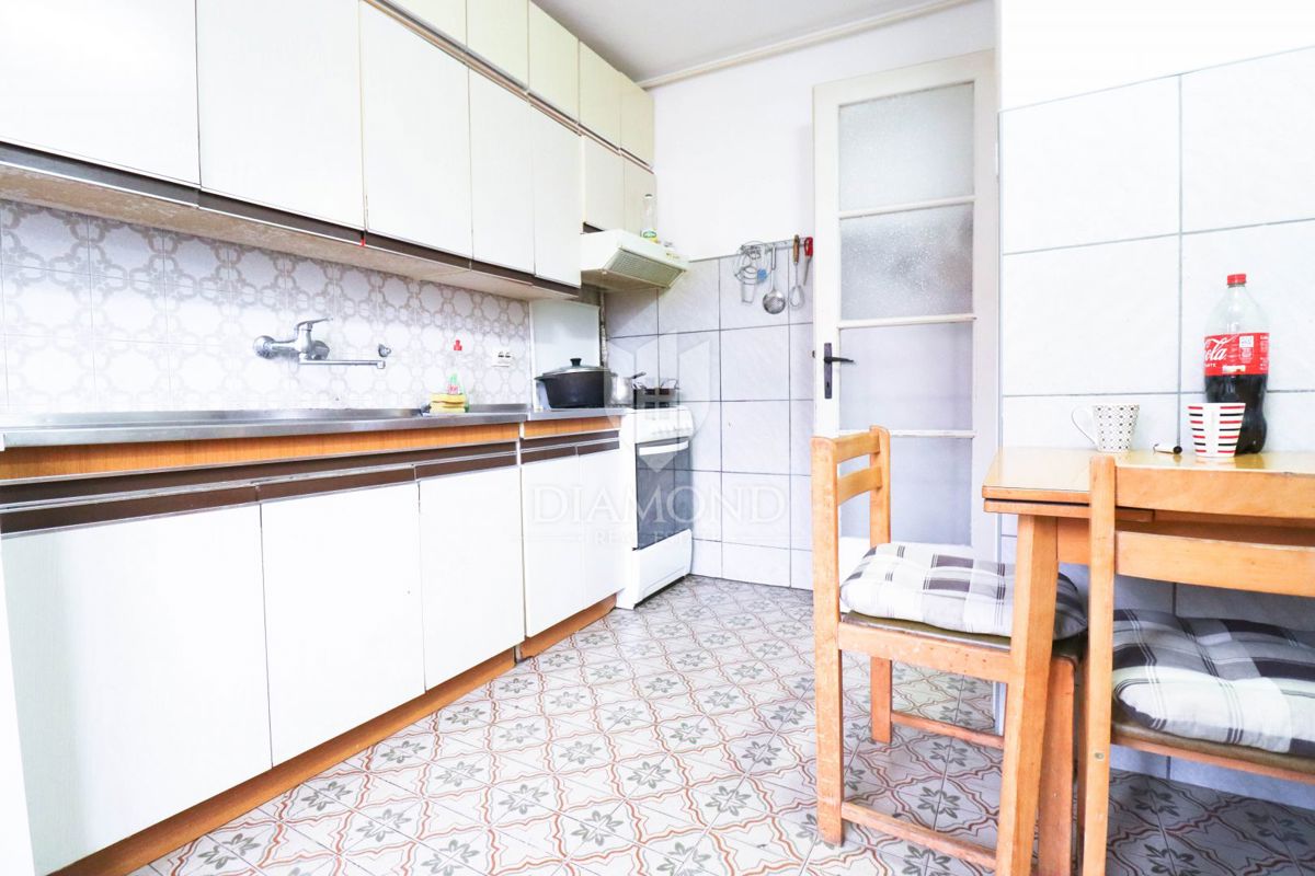 Zagreb, Trešnjevka Sever! Trisobno stanovanje z dvema garažama!