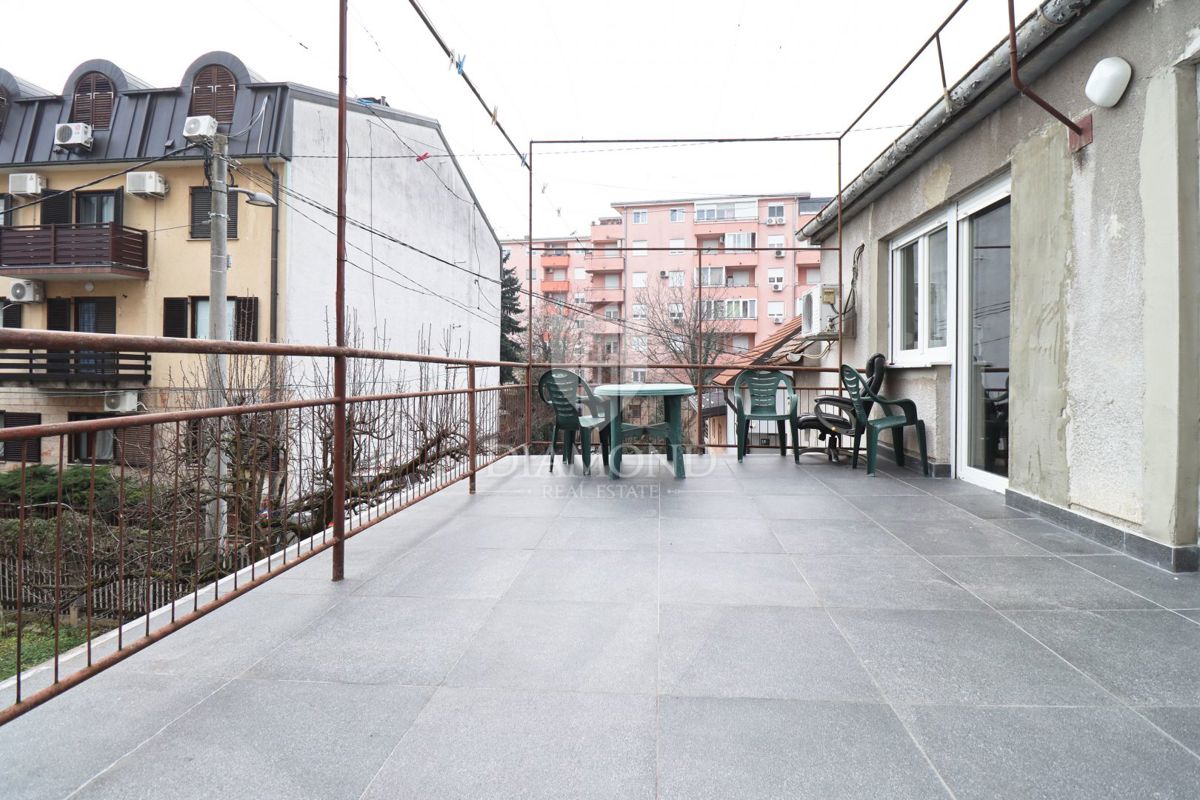 Zagreb, Trešnjevka Sever! Trisobno stanovanje z dvema garažama!