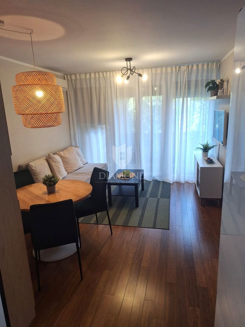 RIJEKA, DONJA VEŽICA- Dvosobno stanovanje v 1. nadstropju, odlična lokacija