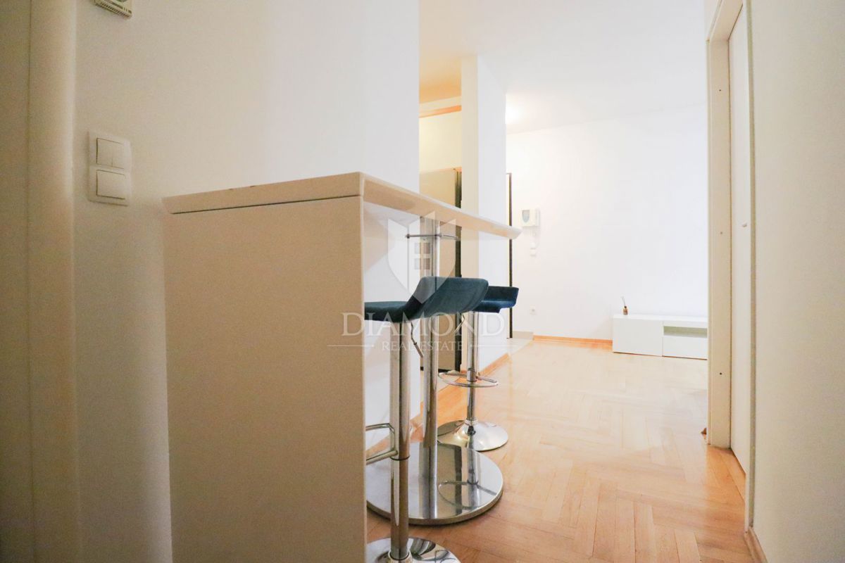 Zagreb, Jarun! Trisobno stanovanje!