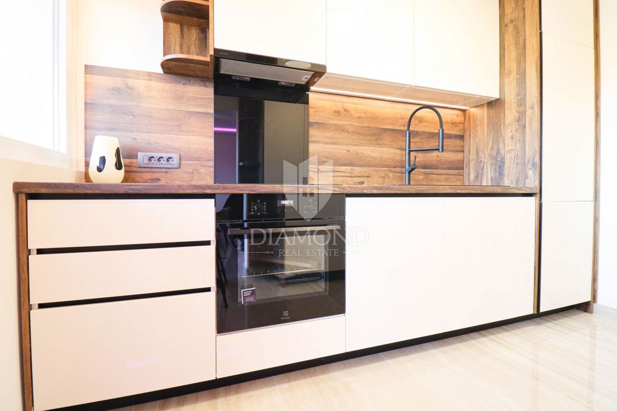 Zagreb, Sesvete! Popolnoma prenovljeno trisobno stanovanje!