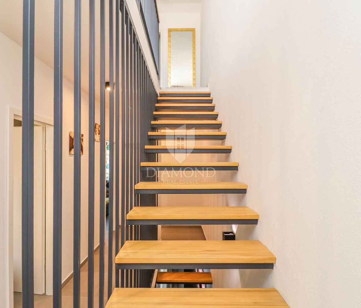 Novigrad, okolica. moderno stanovanje v več nadstropjih s pogledom na morje!