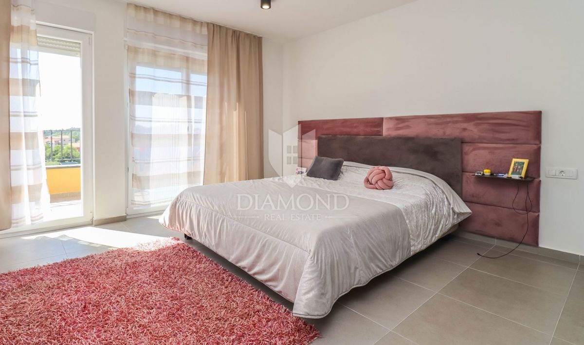 Novigrad, okolica. moderno stanovanje v več nadstropjih s pogledom na morje!